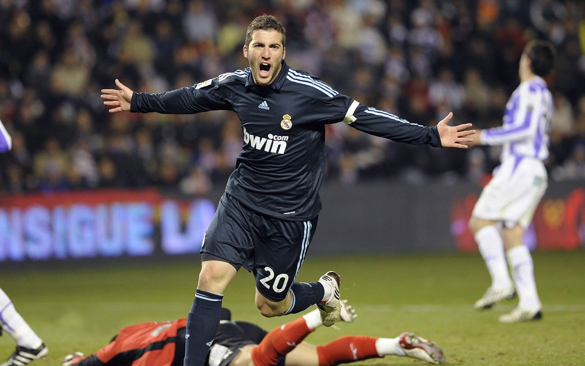 “法甲豪门争斗激烈，巅峰对决不停歇”，法甲豪门球队