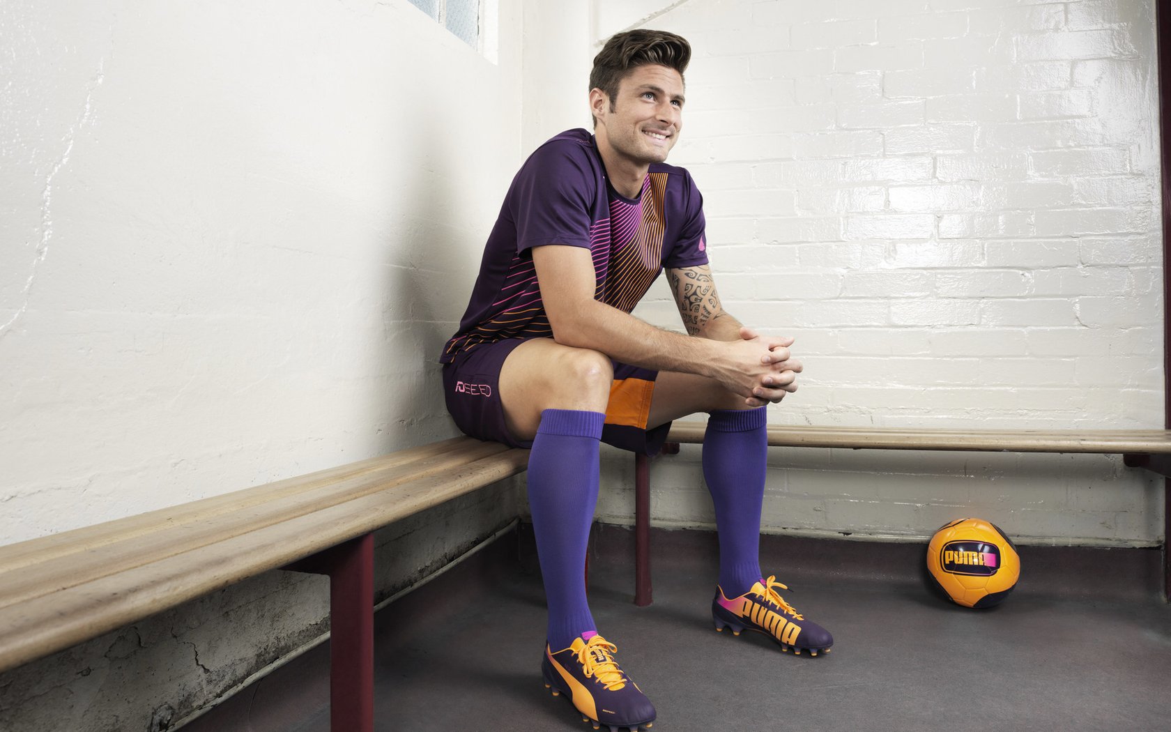 奥格斯堡主场1-0战胜沃尔夫斯堡,保级关键三分,奥格斯堡主客场球衣